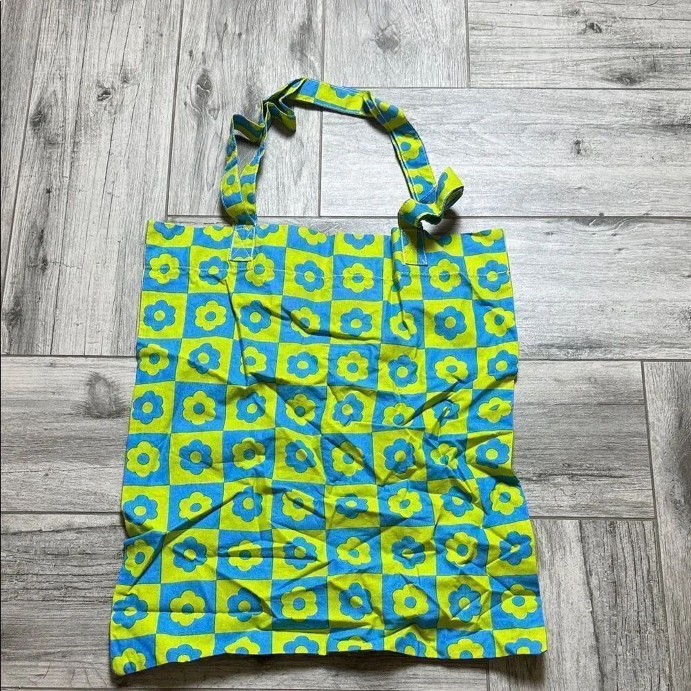 Floral Patterned Tote ASOSโBag